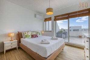 2 Schlafzimmer, Schreibtisch, Bügeleisen/Bügelbrett, Reisekinderbett