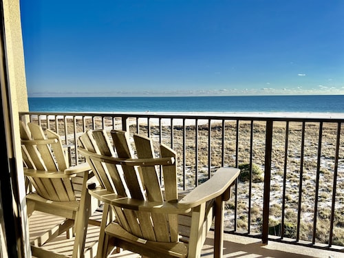 NEWLY RENOVATED 3 Bedroom CORNER unit on the 4th Floor With Gulf Views!