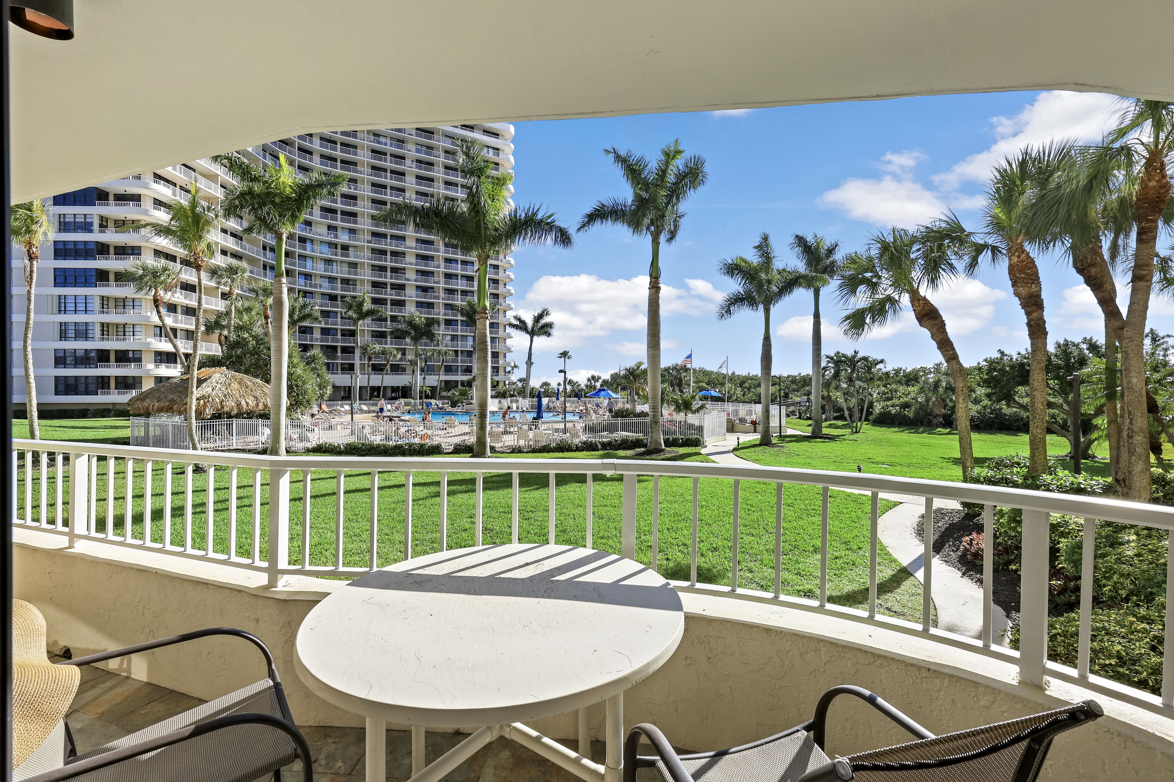 Rare walkout beachfront condo w/ pool/gym/grills
