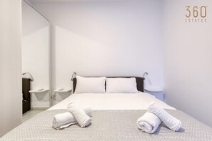 3 bedrooms, desk, iron/ironing board, travel crib