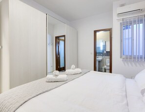 3 Schlafzimmer, Schreibtisch, Bügeleisen/Bügelbrett, Reisekinderbett