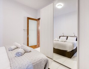 3 bedrooms, desk, iron/ironing board, travel crib