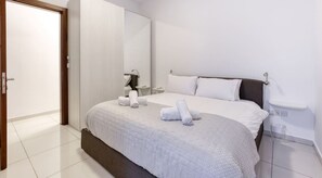 3 habitaciones, escritorio y tabla de planchar con plancha