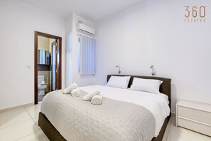 Skrivbord, strykjärn/strykbräda, resesäng och wi-fi