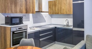 Kühlschrank, Mikrowelle, Ofen, Herdplatte