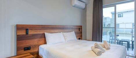 Escritorio, tabla de planchar con plancha, cuna de viaje y wifi