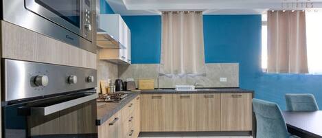 ثلاجة، ميكروويف، فرن، موقد طهي مسطح