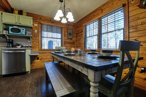 Fridge, microwave, oven, stovetop - Cabin in the Smokies, 30-mins away from Gatlinburg & Pigeon Forge- Pet friendly (Cosby)