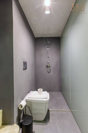 SĂšche-cheveux, serviettes fournies