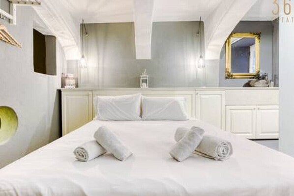 1 bedroom, desk, iron/ironing board, WiFi