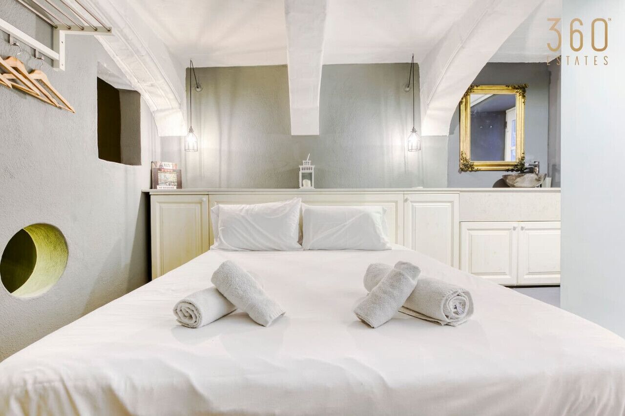 Työpöytä, silitysrauta/-lauta, vauvan matkasänky, Wi-Fi