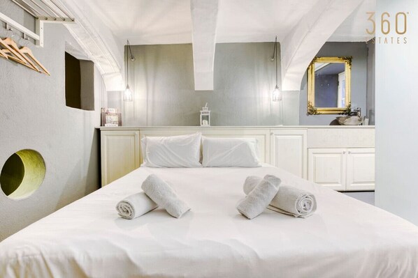 1 bedroom, desk, iron/ironing board, WiFi