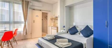 1 bedroom, desk, iron/ironing board, WiFi