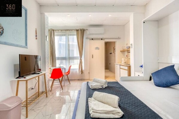 1 bedroom, desk, iron/ironing board, WiFi