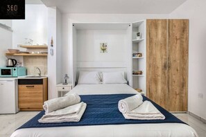 Skrivebord, strykejern/-brett, reiseseng for barn og wi-fi