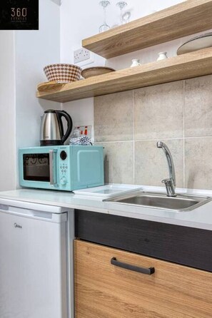 Kühlschrank, Mikrowelle, Kochgeschirr/Geschirr/Besteck, Esstisch