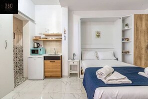 Skrivebord, strykejern/-brett, reiseseng for barn og wi-fi