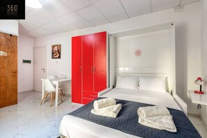 1 bedroom, desk, iron/ironing board, WiFi