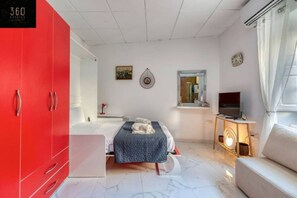 Desk, iron/ironing board, travel cot, WiFi