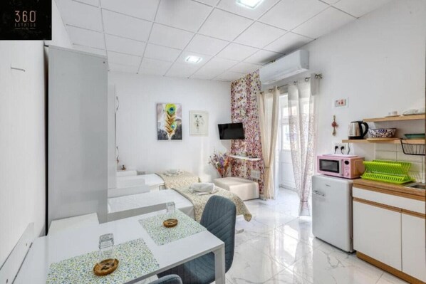 1 dormitorio, escritorio, tabla de planchar con plancha y wifi