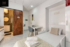 Schreibtisch, Bügeleisen/Bügelbrett, Reisekinderbett, WLAN
