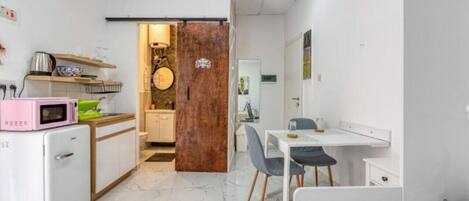 Een bureau, een strijkplank/strijkijzer, reisbedje, wifi