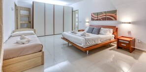 2 soveværelser, skrivebord, strygejern/strygebræt, weekendseng