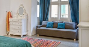 2 室のベッドルーム、デスク、アイロン / アイロン台、旅行用ベビーベッド