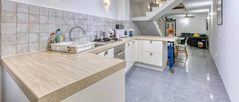 Refrigerador, microondas, horno, placa de cocina