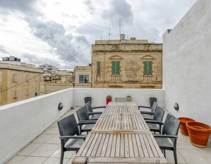 Outdoor dining - An amazing 2BR home with a special private rooftop (Tas-Sliema)