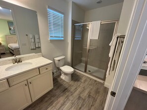 Sèche-cheveux, serviettes fournies, savon, papier toilette