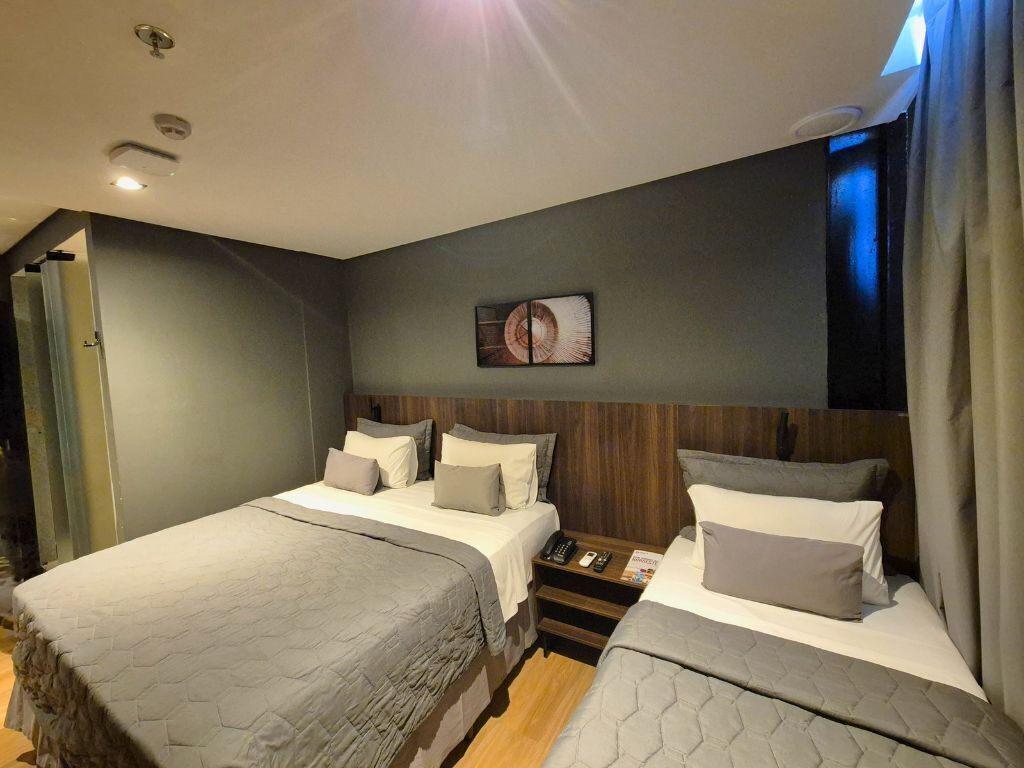 Quarto triplo standard | Espaço de trabalho para notebook, roupa de cama