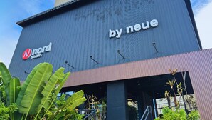 Un edificio moderno con un gran letrero que dice 'by neue' y 'Nord Hotels'.
