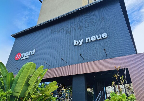 Un edificio moderno con un gran letrero que dice 'by neue' y 'Nord Hotels'.