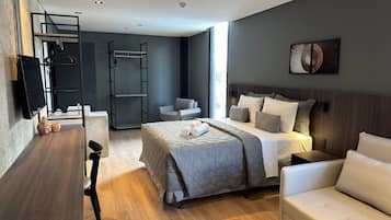 Espacio para trabajar con laptop y ropa de cama