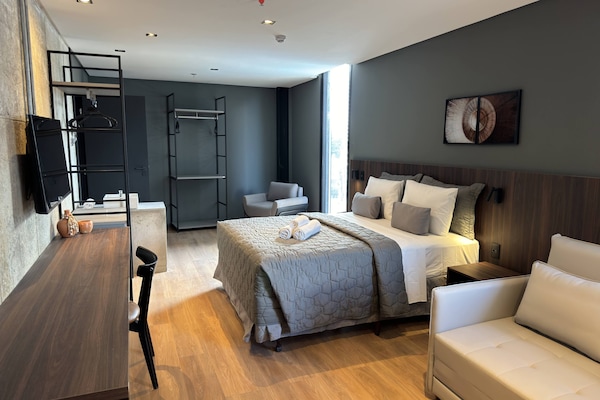 Quarto triplo superior | Espaço de trabalho para notebook, roupa de cama