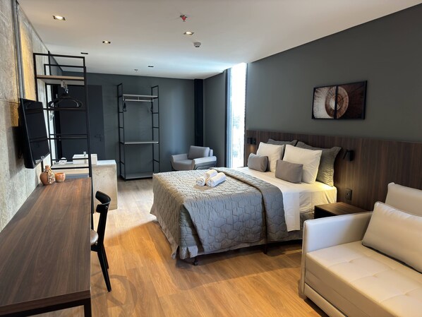 高級三人房 | 手提電腦工作空間、床單