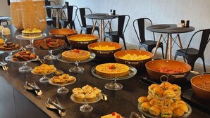 Un bufé con diversos platos y postres.