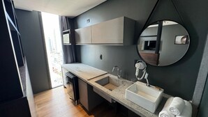 Una cocina moderna con dos fregaderos, una encimera y un espejo.