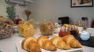 Tägliches Frühstücksbuffet (5 EUR pro Person)