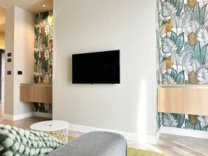 Premium Apartment, 1 Bedroom, Kitchen | Living area | 50-inch flat-screen TV with digital channels, Netflix, smart speakers - Pepe's Home B&B (Nichelino)