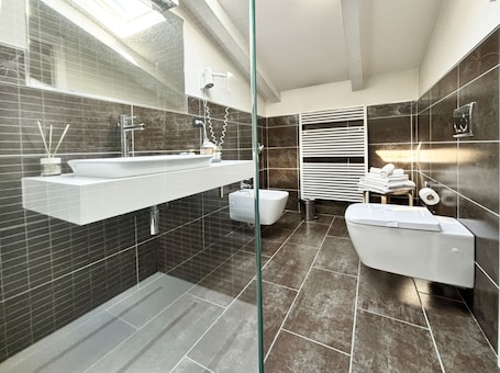 Camera Deluxe | Bagno | Doccia, soffione a pioggia, set di cortesia gratuito, asciugacapelli. Pepe's Home B&B