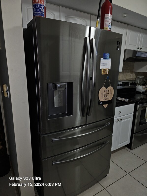 Frigorífico, microondas, horno y placa de cocina