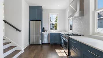 Oven, stovetop, dishwasher