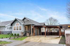 Exterior - The Modern Manor (Puyallup)
