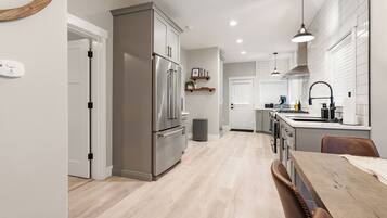 Frigorífic, microones, forn i placa de cuina