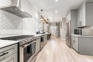 Jääkaappi, mikroaaltouuni, uuni, liesi