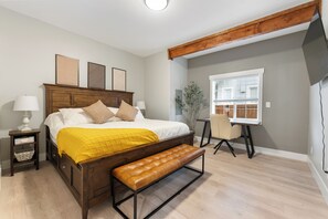 3 bedrooms, desk, free WiFi, bed sheets - The Modern Manor. A two bedroom, with loft, located in the heart of Puyallup.  (Puyallup)