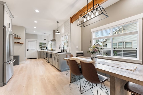 The Modern Manor. A two bedroom, with loft, located in the heart of Puyallup. 