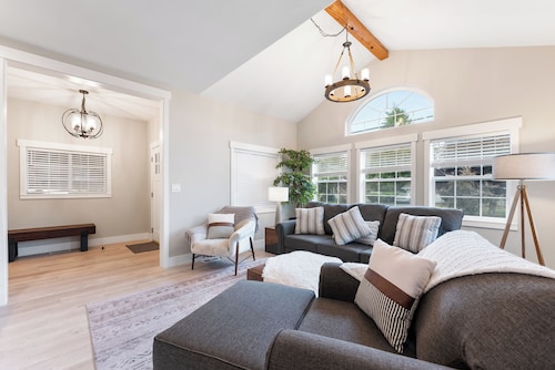 The Modern Manor | Grason Properties